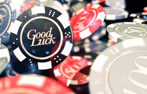 Domino QQ tiles and hand values displayed on slotmacau live dealer table